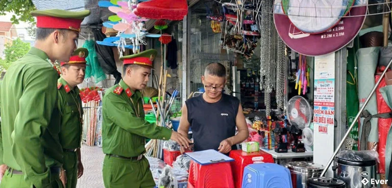 Công an xã Nguyễn Du ký cam kết với các hộ kinh doanh trên địa bàn Chợ Hới bảo đảm trật tự an toàn giao thông