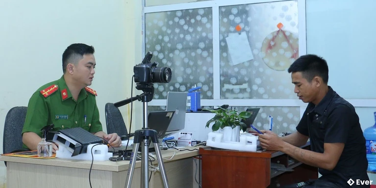 Công an xã Sông Mã phục vụ hành chính cho người dân giai đoạn sau sáp nhập