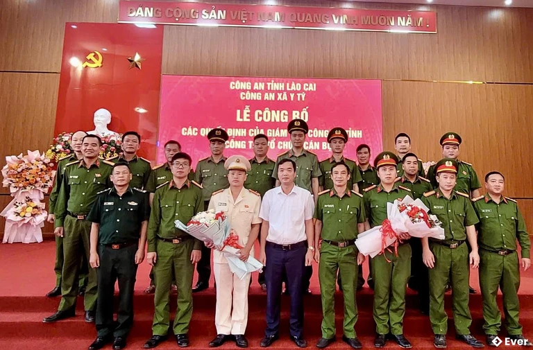 Công bố quyết định điều động cán bộ, chiến sĩ đến nhận nhiệm vụ tại Công an xã Y Tý