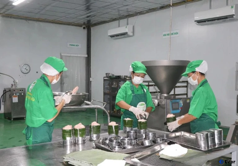 Công nhân chế biến sản phẩm từ thịt lợn thảo dược Sáng Nhung.