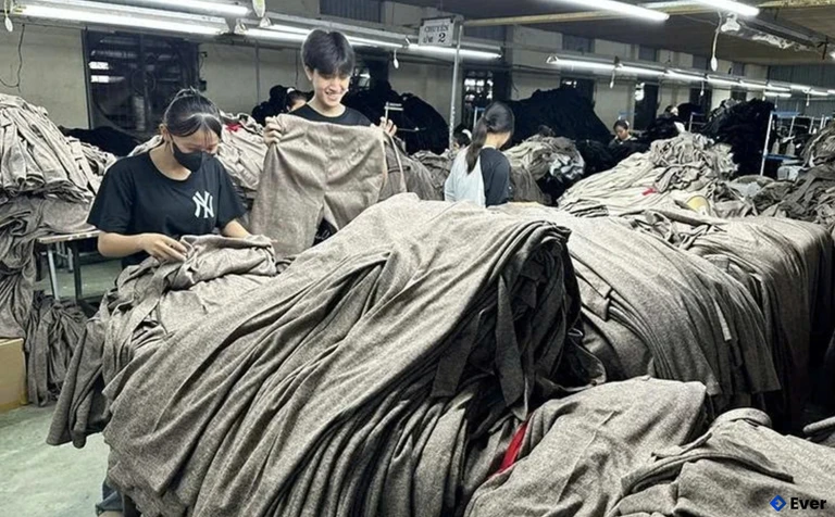 Công nhân Công ty TNHH DMC KOVI trong ca sản xuất