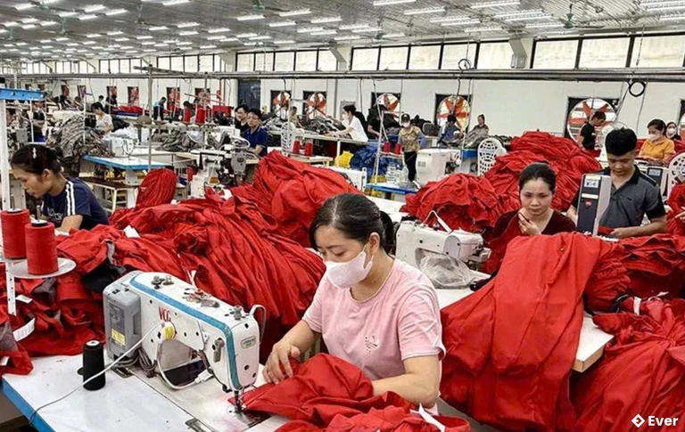 Công nhân Công ty TNHH HP Vina Garment, xã Thiệu Tiến trong ca sản xuất