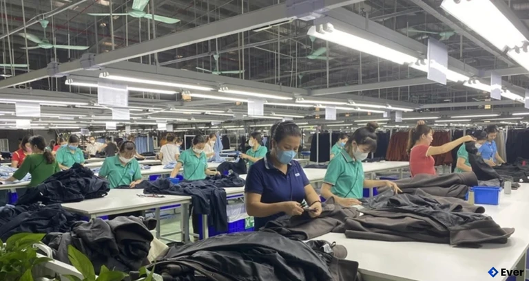 Công nhân trong ca làm việc tại Công ty TNHH may xuất khẩu Vạn Lợi, xã Thăng Bình