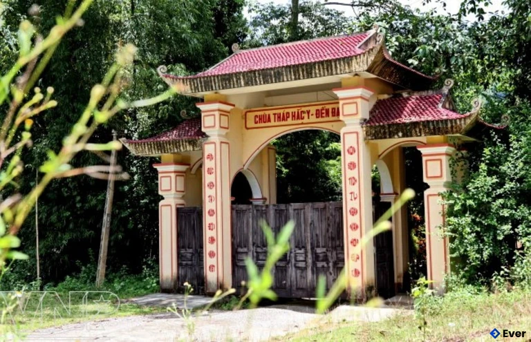 Cổng quần thể di tích Chùa tháp Hắc Y - Đền Đại Cại tại xã Tân Lĩnh