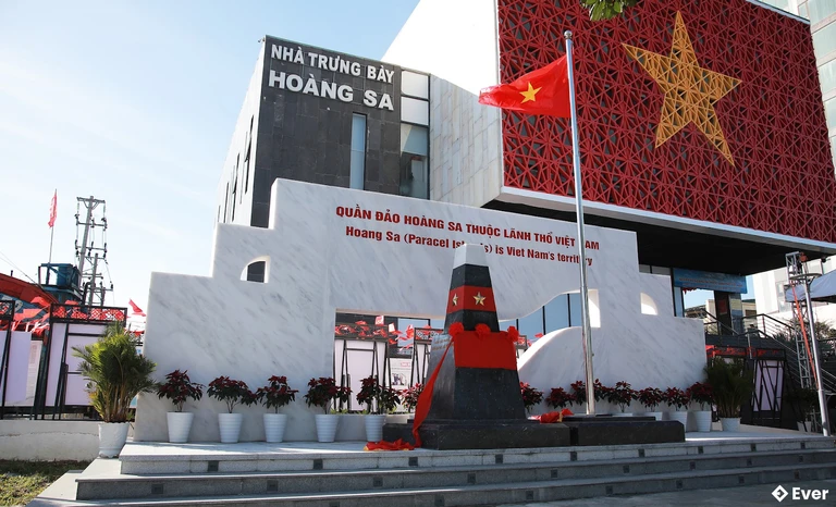 Công trình gồm hạng mục xây mới Biển tên UBND Đặc khu Hoàng Sa gắn với mô hình Bia chủ quyền và cột cờ, được đặt tại khuôn viên UBND Đặc khu Hoàng Sa