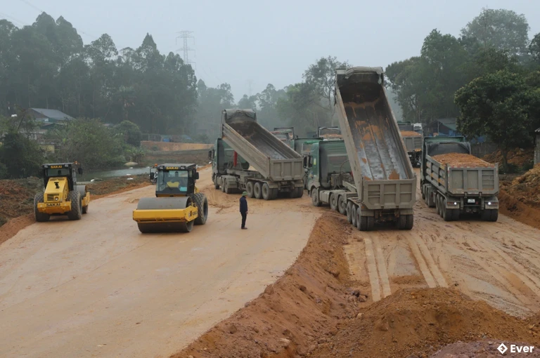 Công ty Toàn Thịnh huy động nhân lực, máy móc đẩy nhanh tiến độ công trình đường Âu Cơ đoạn qua xã Bình Phú