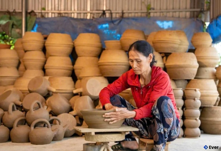 Cùng với Làng nghề tiện gỗ Bắc Nhạn Tháp, Làng gốm Vân Sơn đang trở thành điểm đến hấp dẫn, mang đậm yếu tố trải nghiệm và sáng tạo, tạo dấu ấn riêng cho du lịch cộng đồng phường An Nhơn