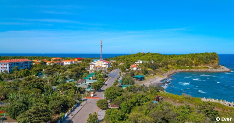 Đặc khu Cồn Cỏ có vị trí chiến lược tại khu vực Bắc Trung bộ, nằm gần các tuyến hàng hải quốc tế và ngư trường trọng điểm