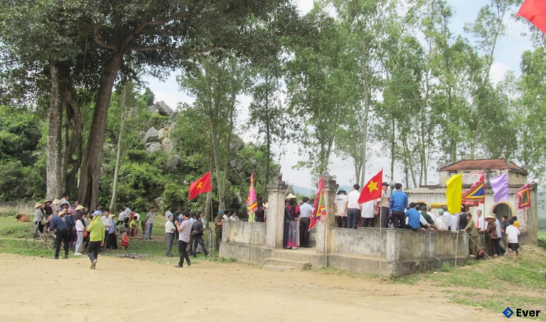 Di tích Đền Song Trung ở xã Tân Gianh, tỉnh Quảng Trị