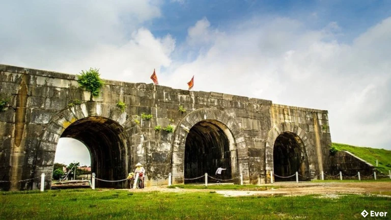 Di tích lịch sử thành nhà Hồ