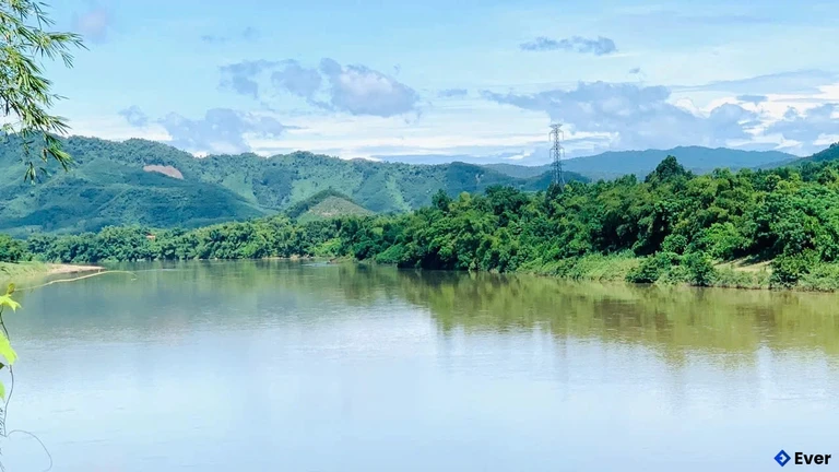 Địa hình xã Quế Phước bị chia cắt bởi sông núi gây khó khăn cho phát triển kinh tế - xã hội