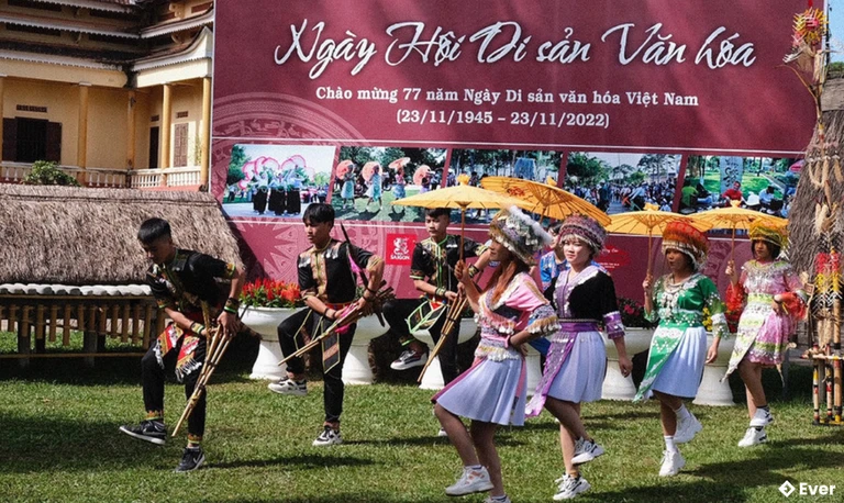 Điệu múa khèn của các chàng trai, cô gái Mông ở xã Ya Hội