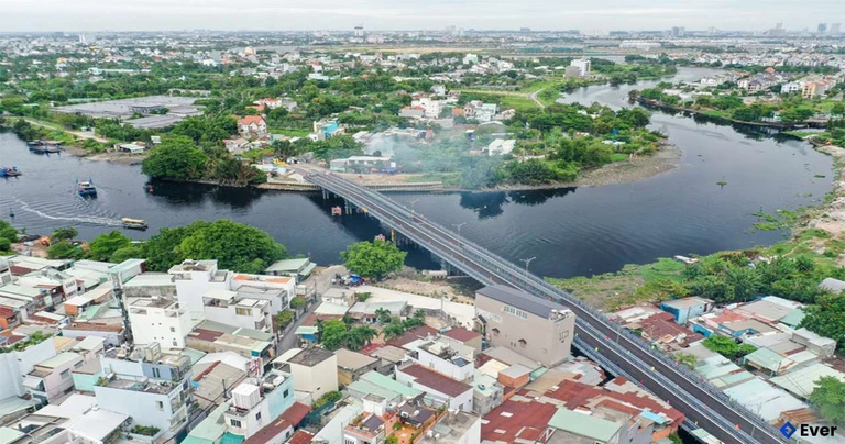 Do tiếp giáp phần lớn là sông ngòi nền hạ tâng giao thông, cầu vượt luôn là nhu cầu thiết yếu