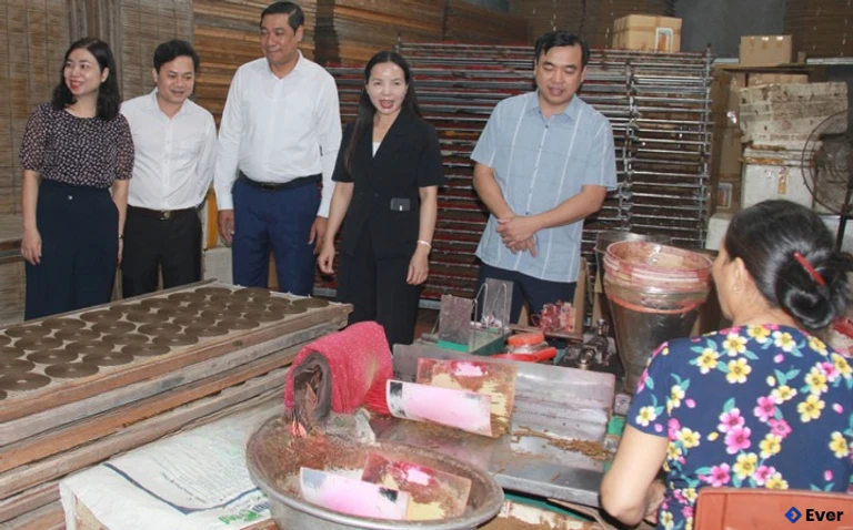 Đoàn công tác đến thăm xưởng sản xuất hương truyền thống tại phường Sơn Nam