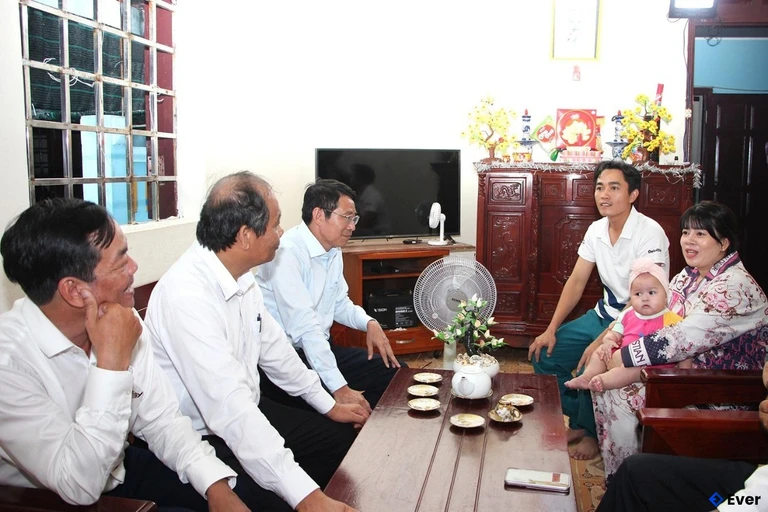 Đoàn công tác hỏi thăm, nắm bắt đời sống các hộ dân ở đặc khu Trường Sa.