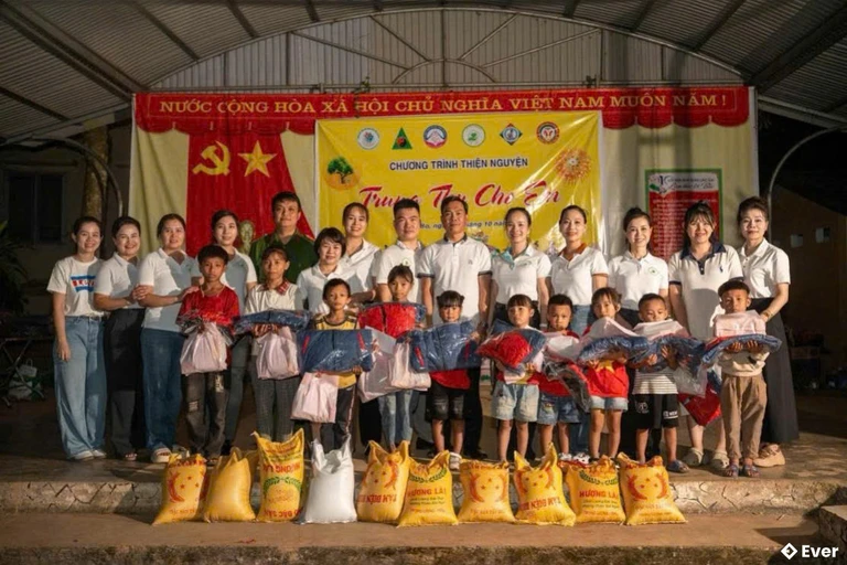 Đoàn thiện nguyện tặng quà cho học sinh có hoàn cảnh khó khăn tại xã Mường Bo