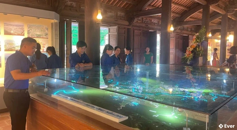 Đoàn viên, thanh niên tham quan Khu Di tích lịch sử cách mạng Yên Trường