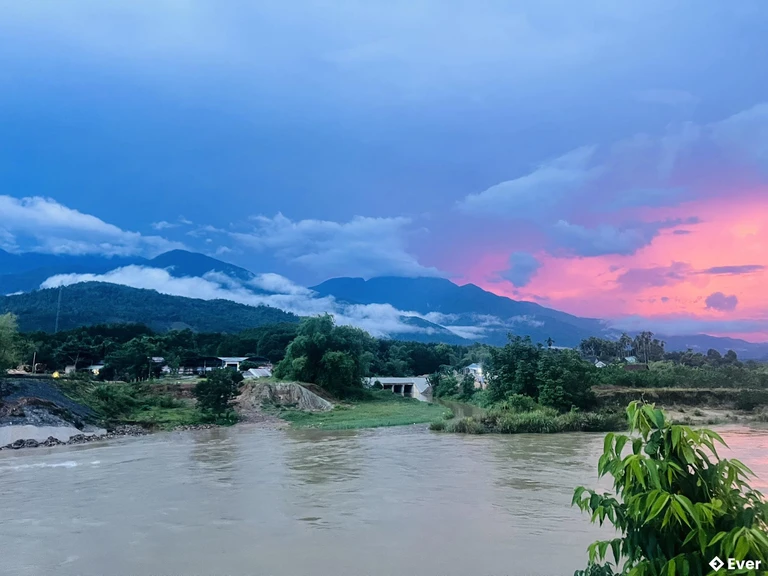 Đồi núi cao xen kẽ các thung lũng nhỏ và hệ thống sông suối tự nhiên tại xã Phước Hiệp