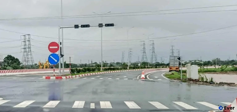 Đơn vị thi công đã xây dựng nút giao có đèn tín hiệu tại khu vực xã Tân Thuận