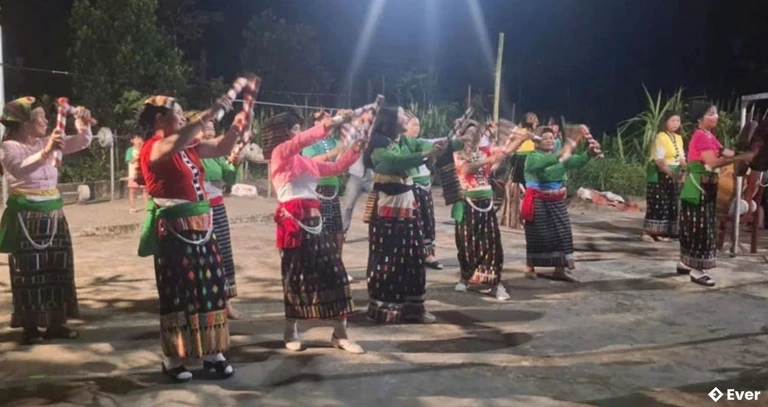 Đồng bào dân tộc Thái ở thôn Thanh Bình tập luyện văn nghệ để phục vụ nhu cầu của khách du lịch