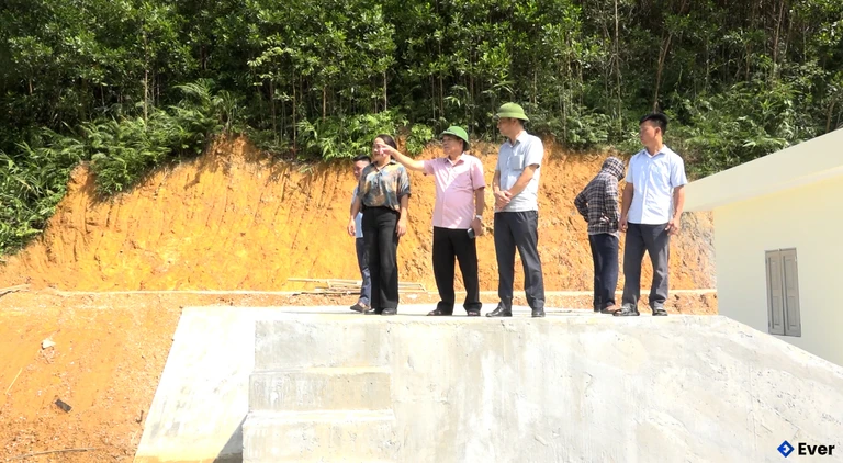 Đồng chí Lữ Đức Chung, Bí thư Đảng ủy kiểm tra đập thủy lợi Đanh Đanh