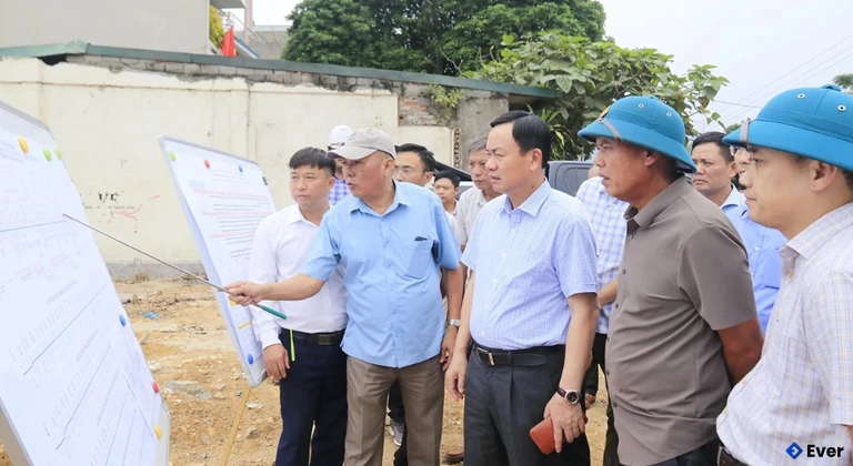 Đồng chí Quách Tất Liêm kiểm tra dự án Đường liên kết vùng tại km30, phường Kỳ Sơn