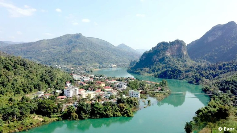 Dòng sông Gâm trong xanh, hiền hòa chảy qua xã Bắc Mê.