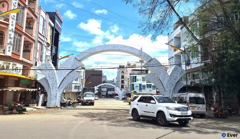 Dự án phố ẩm thực tại bãi đậu xe số 1 và phố đi bộ đường Nguyễn Thiện Thuật phục vụ phát triển kinh tế đêm đang được phường Diên Hồng tập trung đẩy nhanh tiến độ thi công.