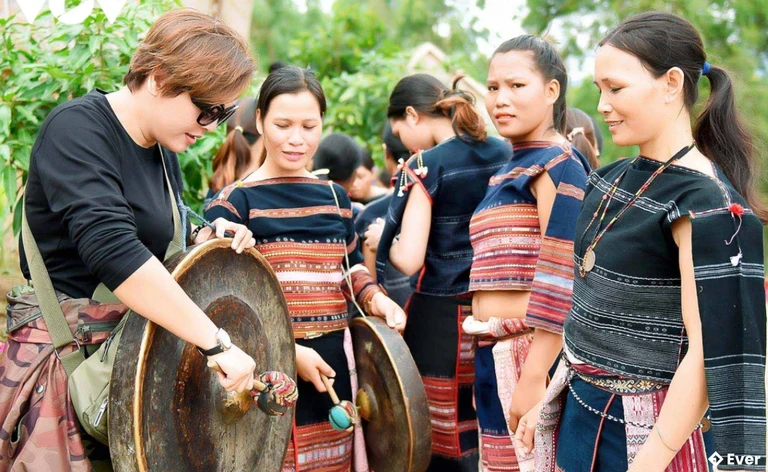 Du khách khám phá văn hoá cồng chiêng của người Bahnar