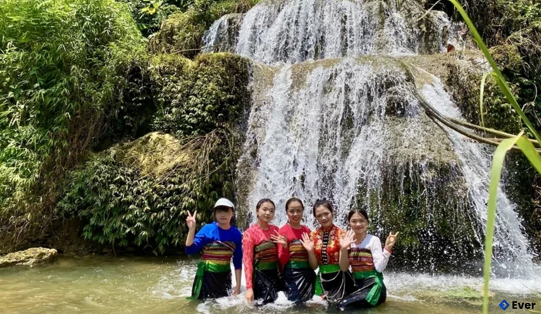 Du khách khám phá vẻ đẹp hoang sơ khi đến với Thiên Phủ.