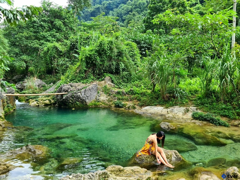 Du khách tắm thác ở xã Lâm Thượng