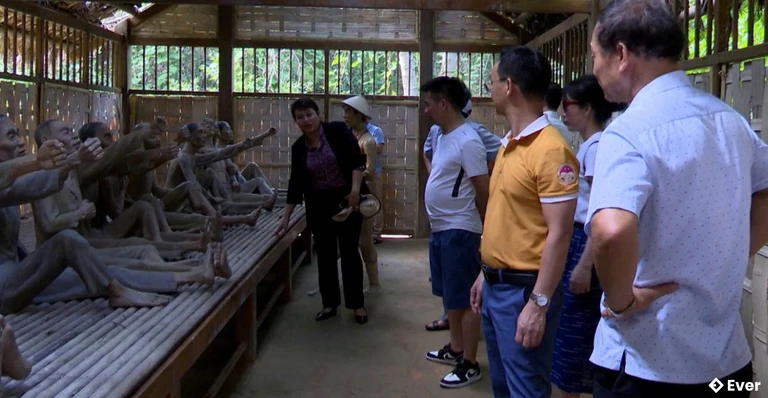 Du khách tham quan Di tích lịch sử Ngục Đăk Glei