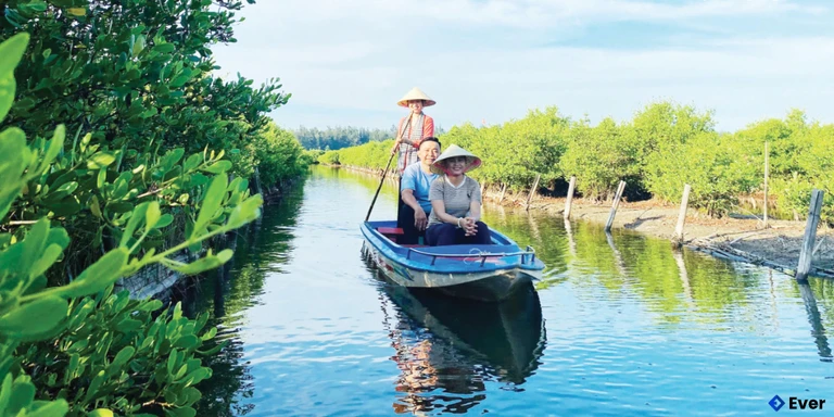 Du khách tham quan điểm du lịch bàu Cá Cái