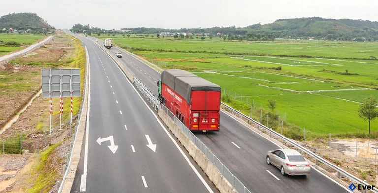 Đường cao tốc Bắc - Nam đi qua một góc thôn Mai Long (xã Xuân Lộc) hôm nay.