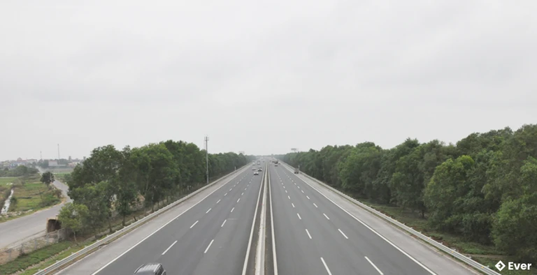 Đường cao tốc Hà Nội - Hải Phòng chạy qua địa bàn xã là một lợi thế phát triển của xã Ân Thi