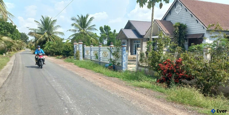 Đường giao thông được trải nhựa góp phần tăng diện mạo cho xã Tuyên Bình