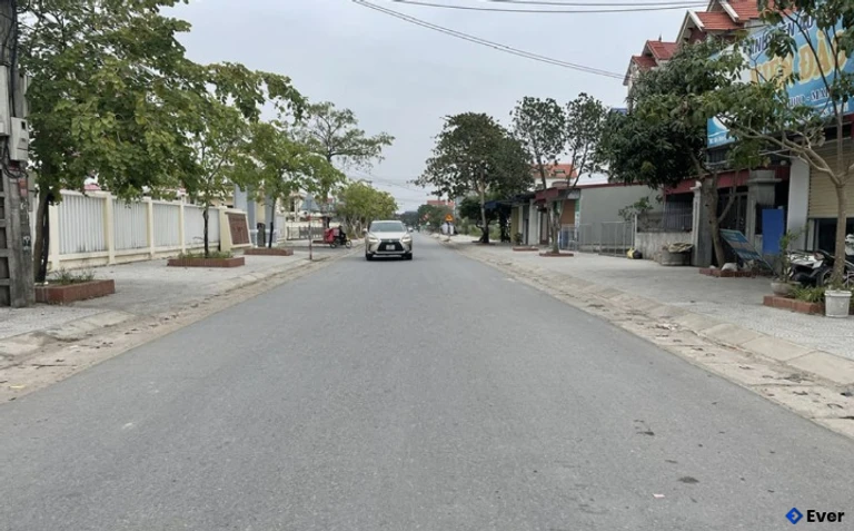 Đường giao thông nông thôn xã Tiên Hoa được trải nhựa áp phan rộng, đẹp