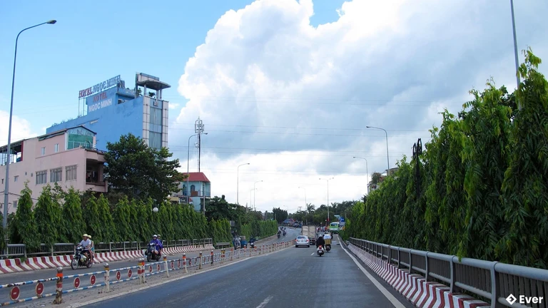 Đường Hà Huy Giáp - tuyến giao thông trục chính của quận