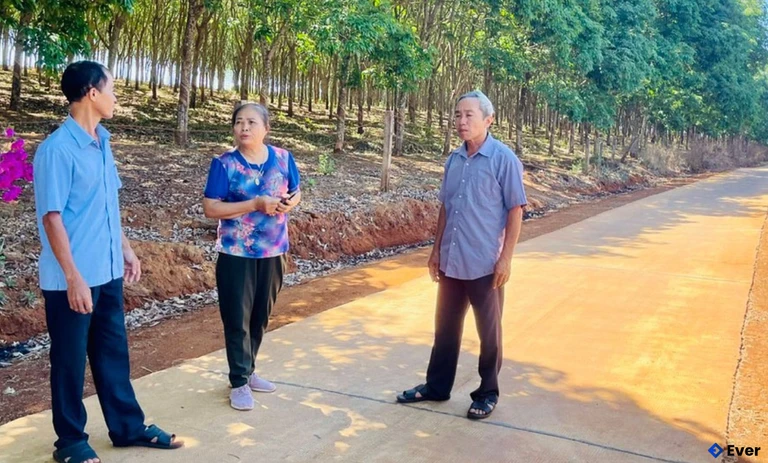 Đường nội thôn ở xã Ia Tôr được bê tông hóa sạch đẹp