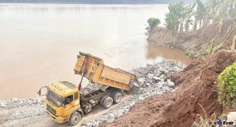 Gia cố bờ sông Thao qua xã Tam Nông, tỉnh Phú Thọ bị sạt lở nghiêm trọng.