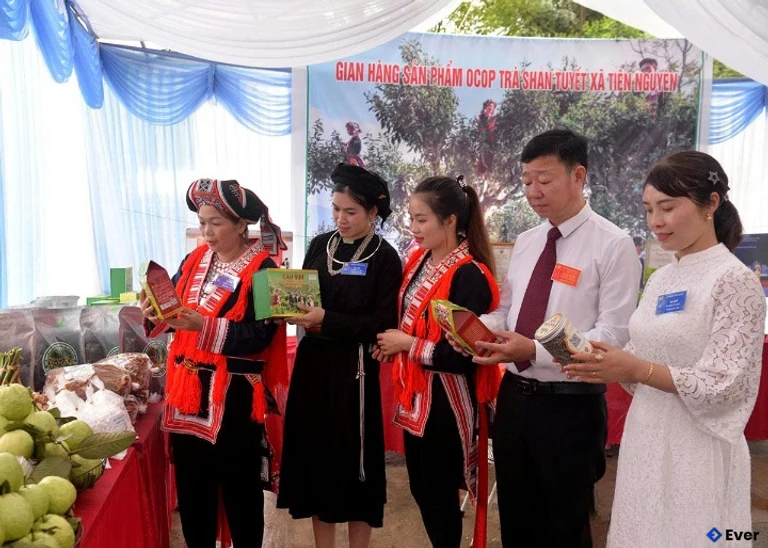 Gian hàng trưng bày các sản phẩm nông sản đặc trưng của xã Tiên Nguyên