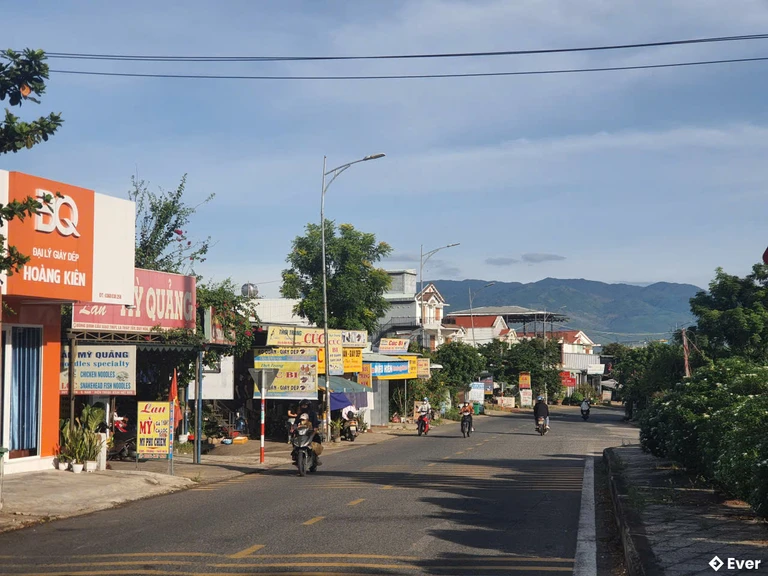 Giao thông thuận lợi, tạo điều kiện cho xã Thu Bồn phát triển toàn diện, nhất là thương mại dịch vụ, du lịch