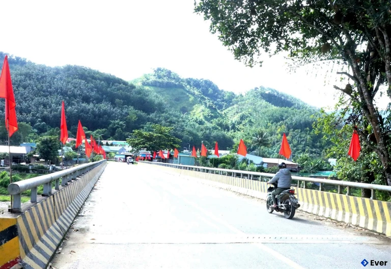 Hạ tầng giao thông ngày càng được hoàn thiện tại xã A Vương