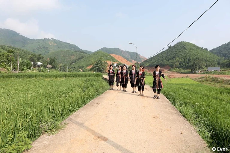 Hạ tầng giao thông xã Yên Sơn được đầu tư xây dựng giúp người dân đi lại thuận lợi.