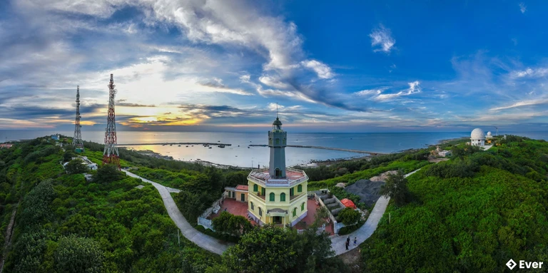 Hải đăng Bạch Long Vĩ và các công trình trên đảo