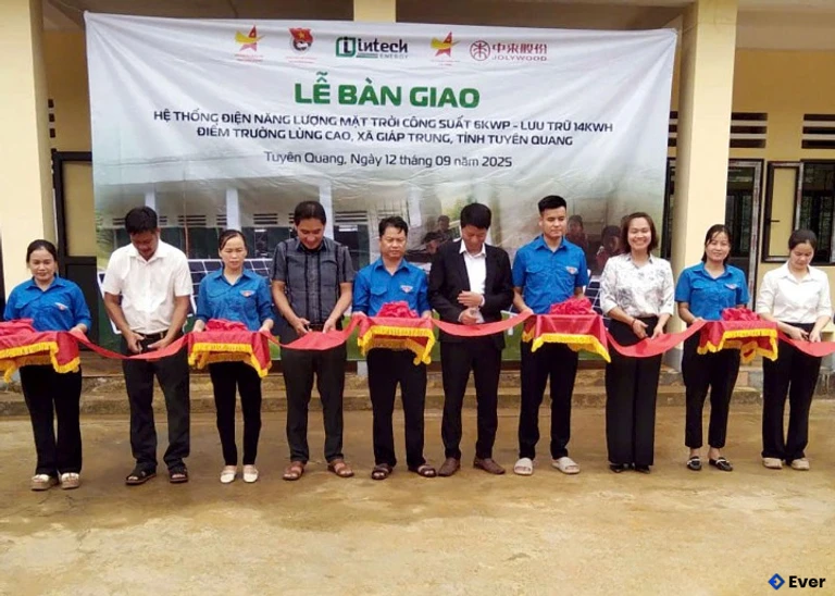 Hệ thống điện năng lượng mặt trời cho điểm trường Lùng Cao, xã Giáp Trung.