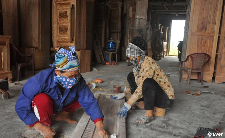 Hoàn thiện sản phẩm đồ mộc tại cơ sở sản xuất của gia đình ông Đỗ Tuấn Hưng, thôn Vế Đông