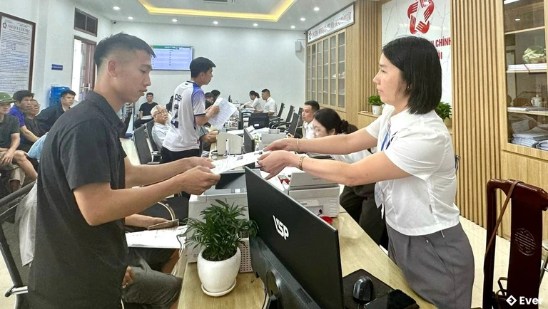 Hoạt động giải quyết thủ tục hành chính cho người dân tại trung tâm hành chính xã Thạch Khôi