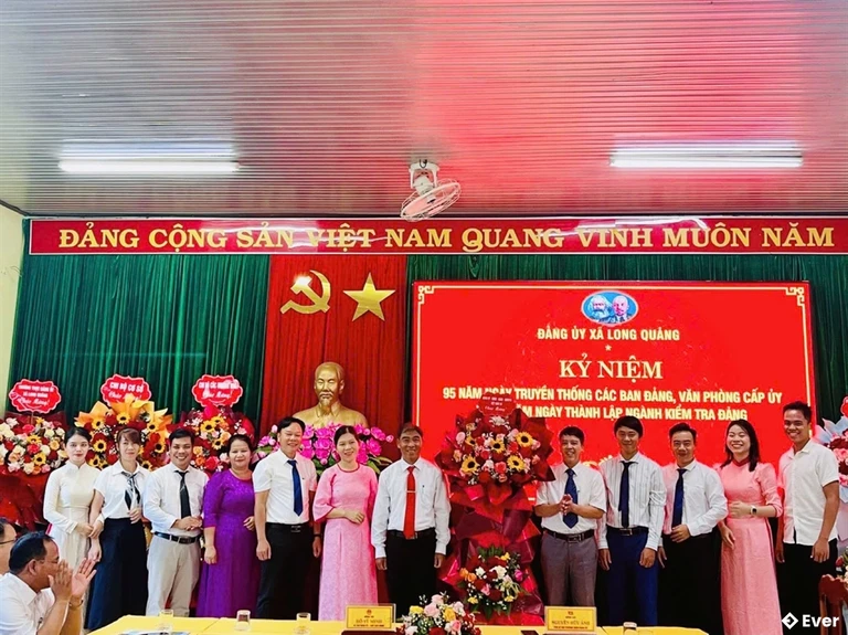 Hoạt động kỷ niệm tại Đảng ủy xã Long Cảng