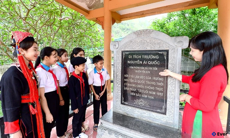 Học sinh trên địa bàn xã Tân Tiến tham quan, tìm hiểu di tích Trường Nguyễn Ái Quốc.